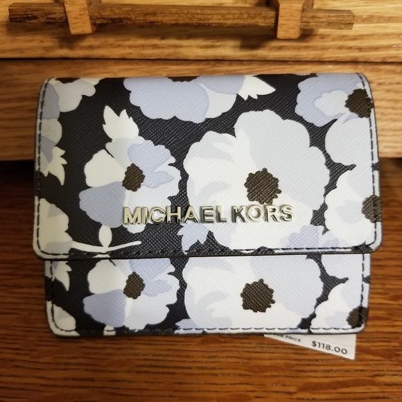 Michael Kors Handbags - Michael Kors Jet Set travel wallet w/keychain